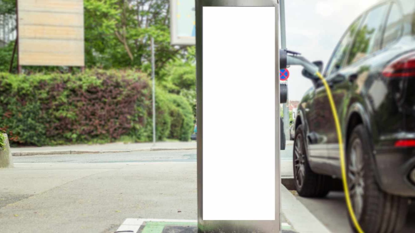 Coche eléctrico aparcado en una plaza de zona azul en la ciudad