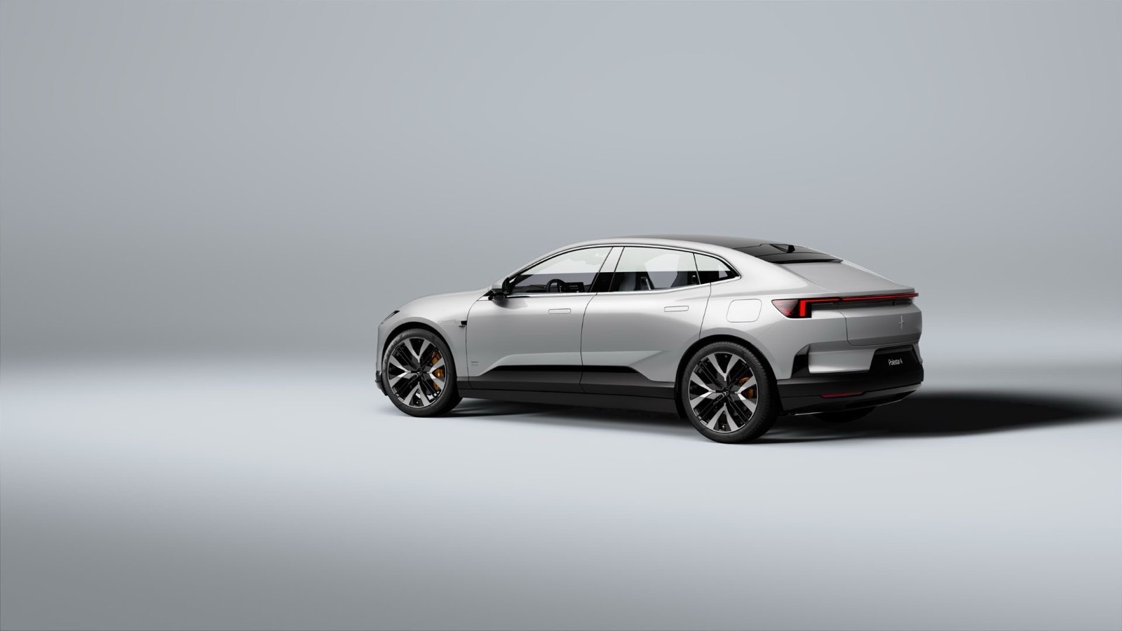Polestar 4, SUV coupé eléctrico, en carretera