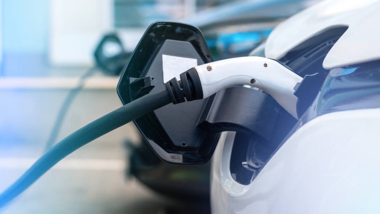 Indicador de autonomía en el cuadro de un coche eléctrico