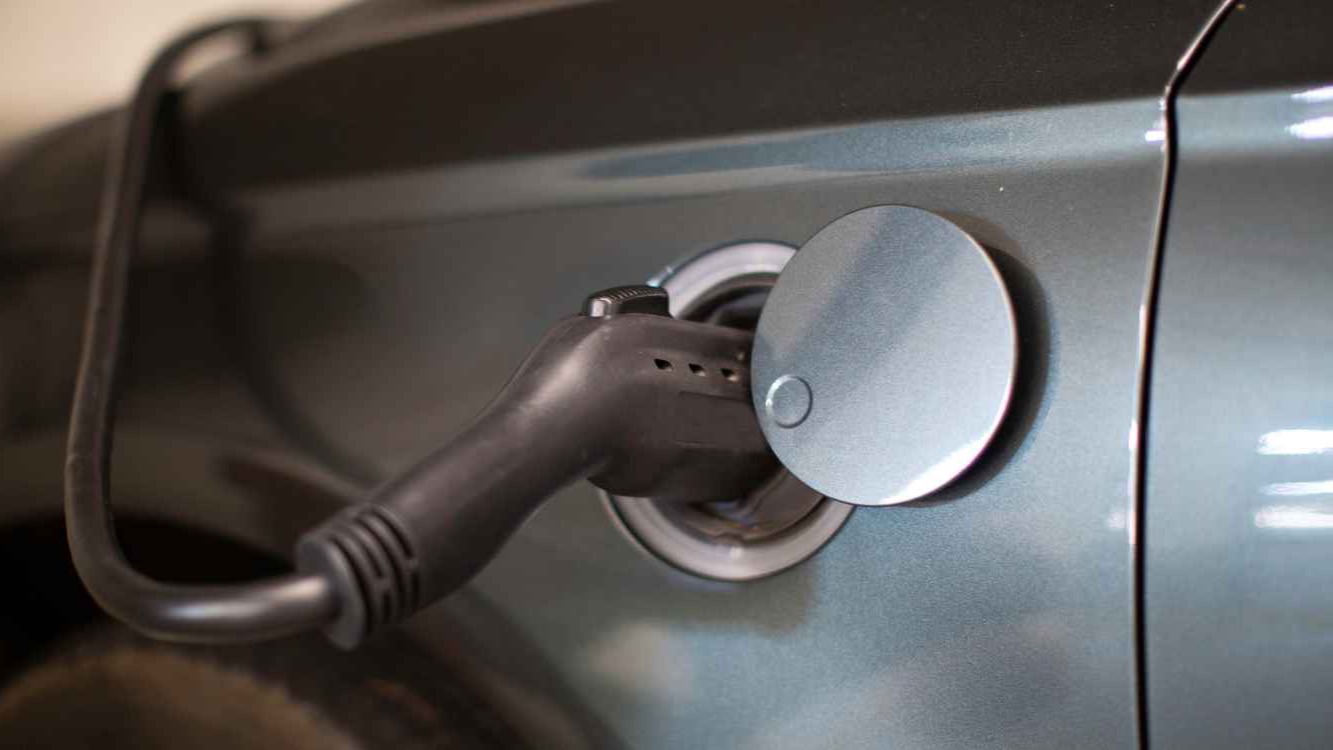 Coche eléctrico y coche de gasolina comparados uno junto al otro