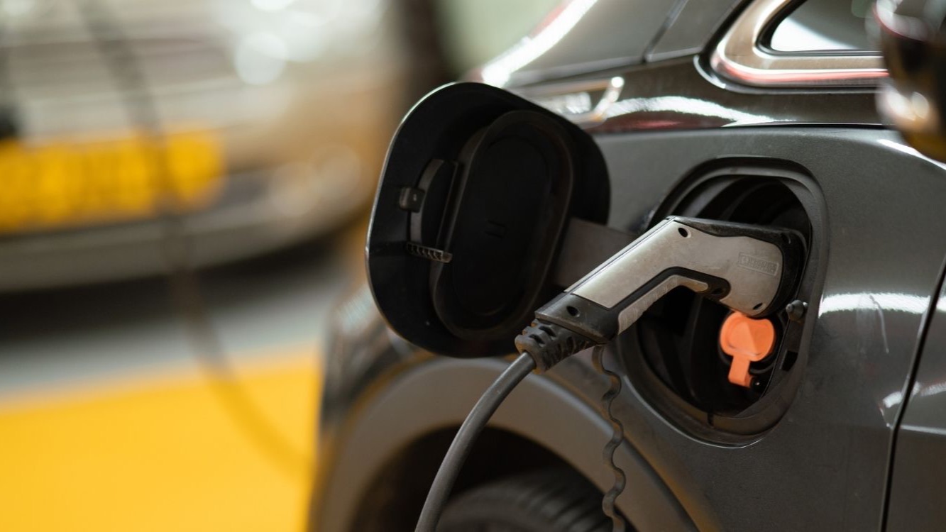 Coche eléctrico conectado a un punto de recarga