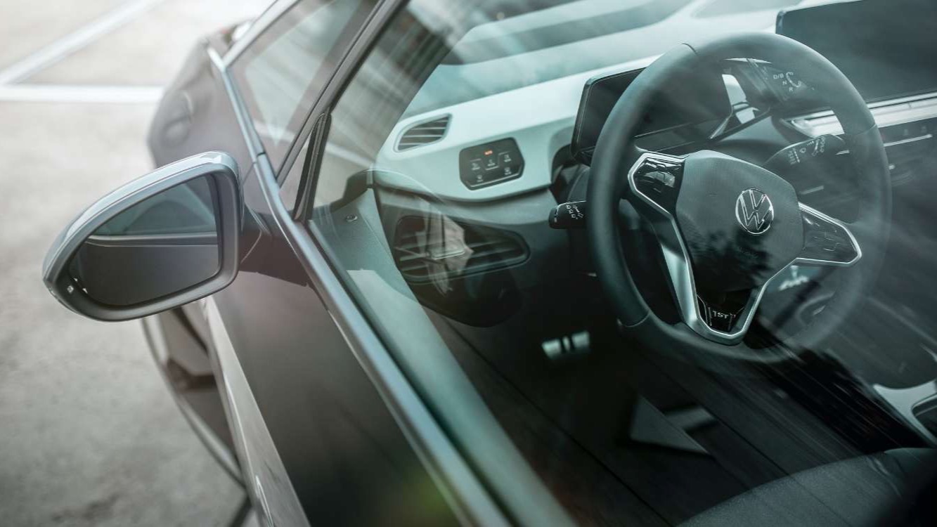 Coche eléctrico pequeño aparcado en una calle urbana