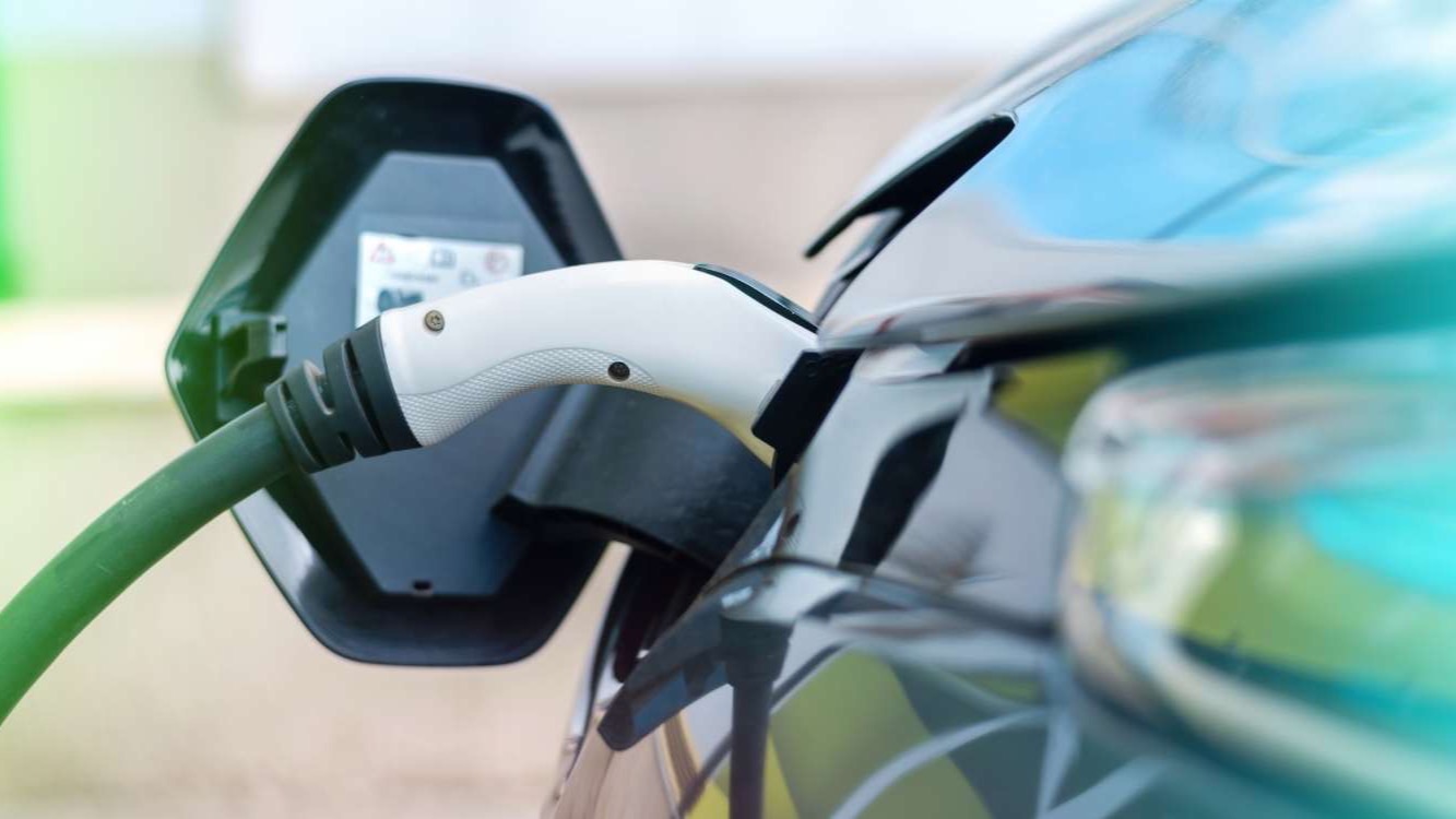 Cuadro de instrumentos de un coche eléctrico mostrando el consumo