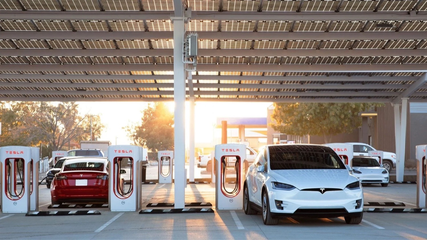 Tesla cargando en un Supercharger