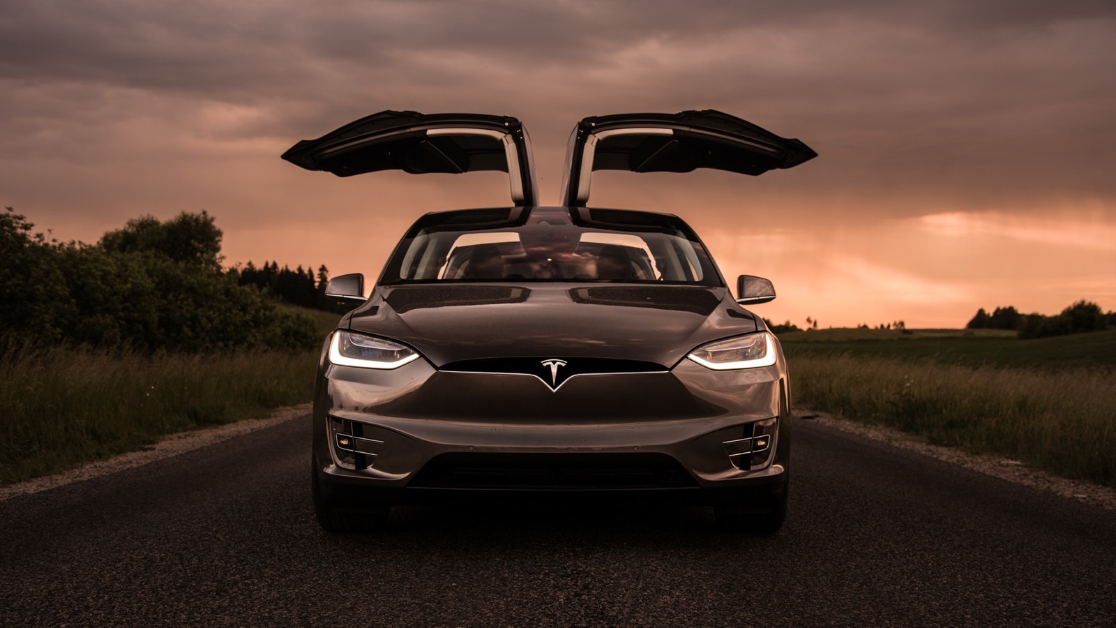 Tesla en un entorno urbano como vehículo de renting
