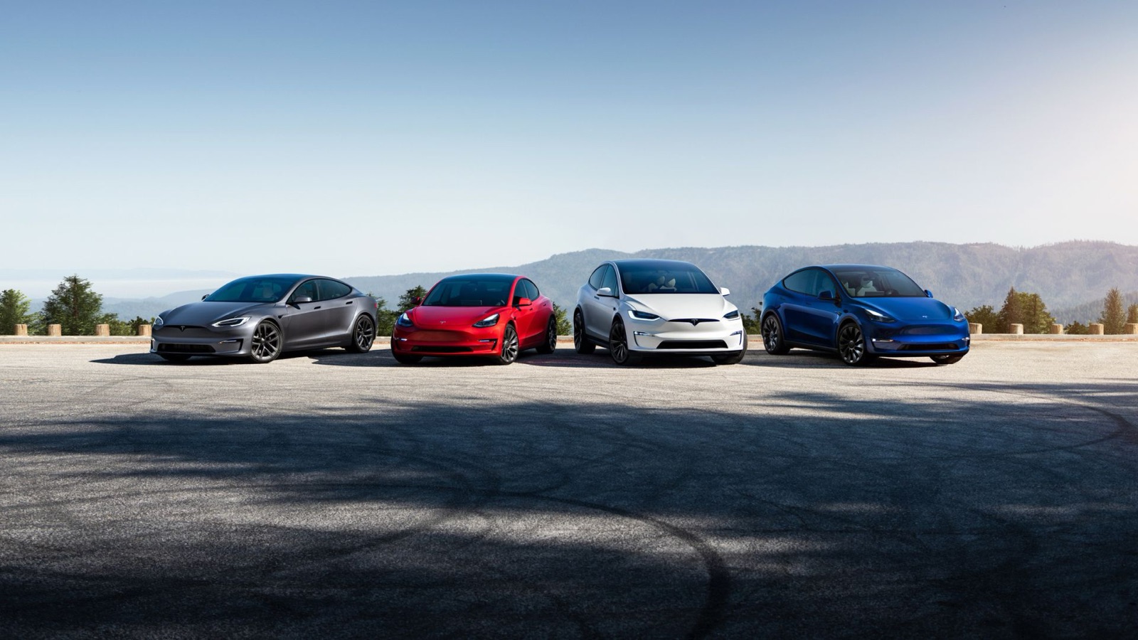 Tesla aparcado frente a un edificio moderno