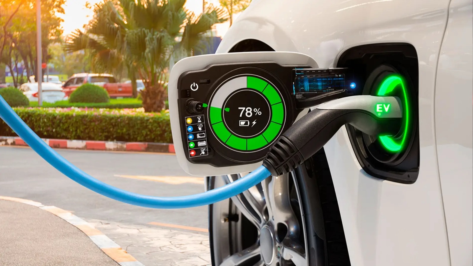 Coche eléctrico conectado a un punto de recarga
