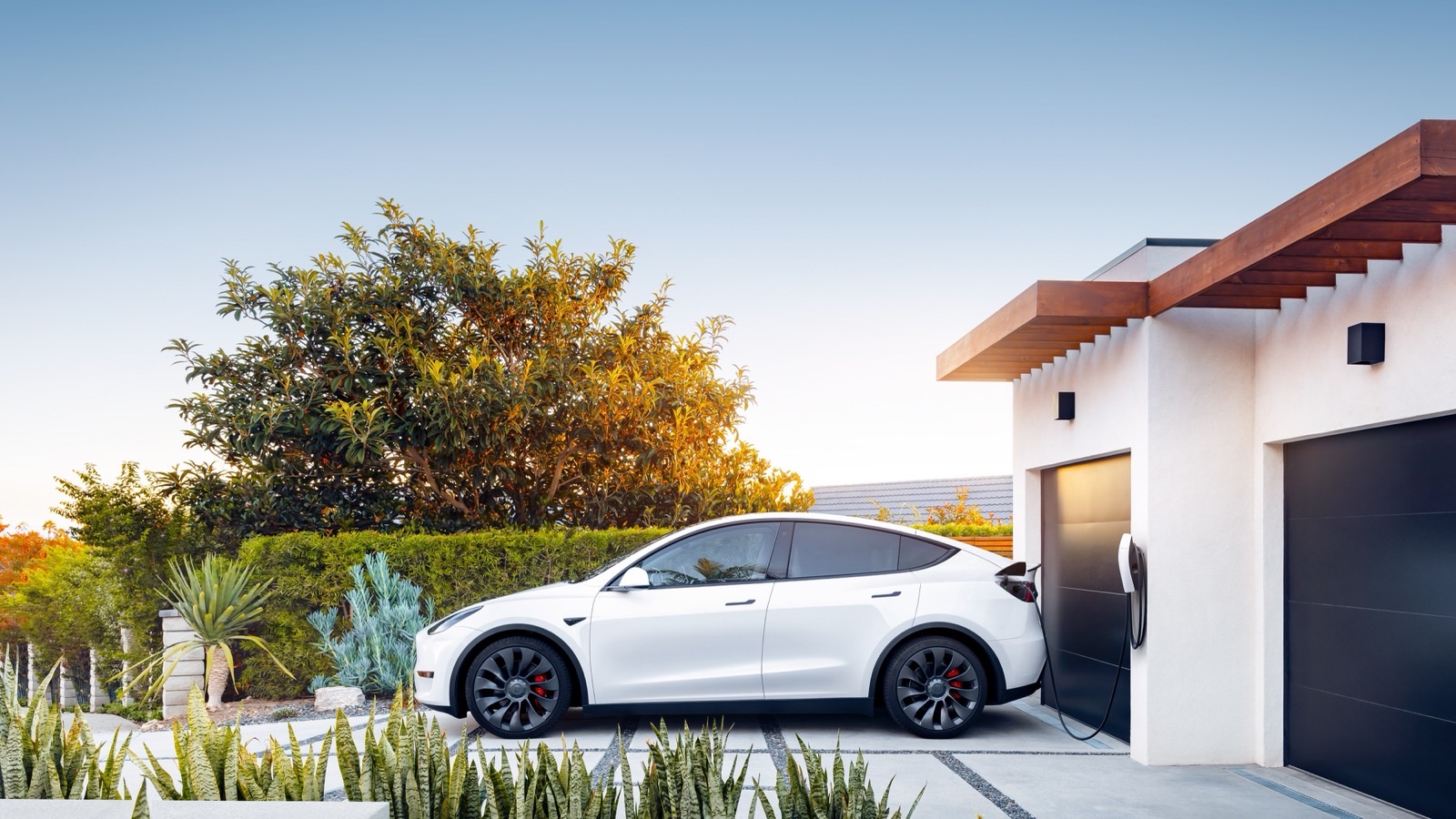 Tesla conectado a un Supercharger durante una carga rápida