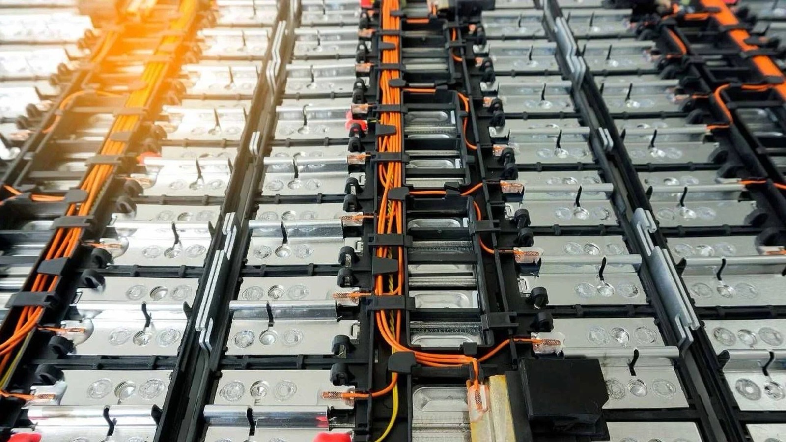 Celdas de batería en una línea de producción industrial