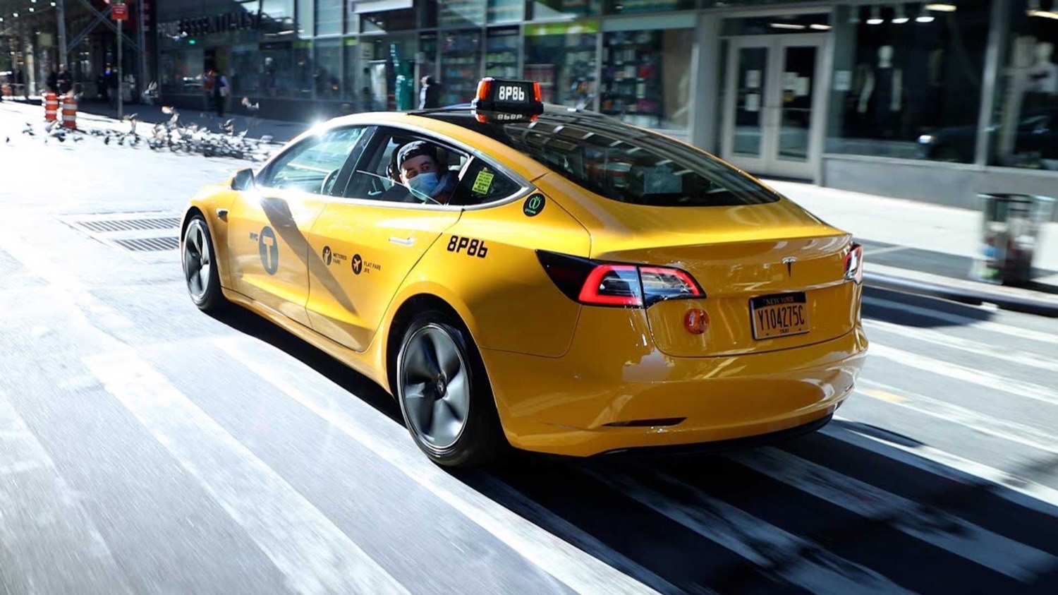 Taxi eléctrico circulando por la ciudad