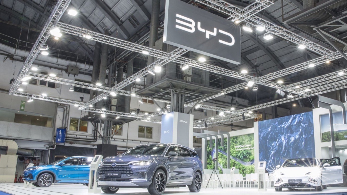 Coches eléctricos de distintas marcas alineados en un concesionario