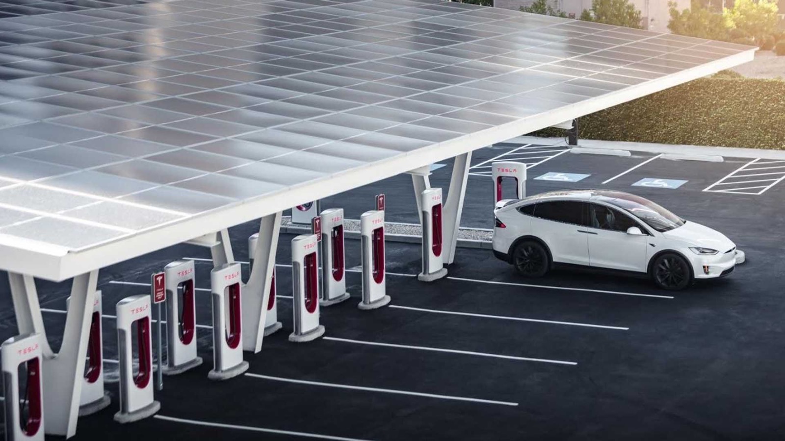 Punto de recarga de coche eléctrico en un aparcamiento público