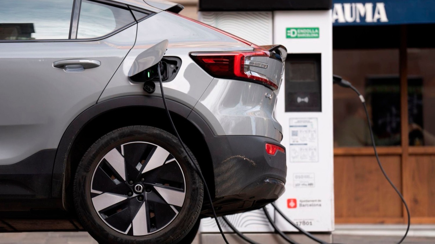 Coche eléctrico cargando, ayudas del Programa Auto+