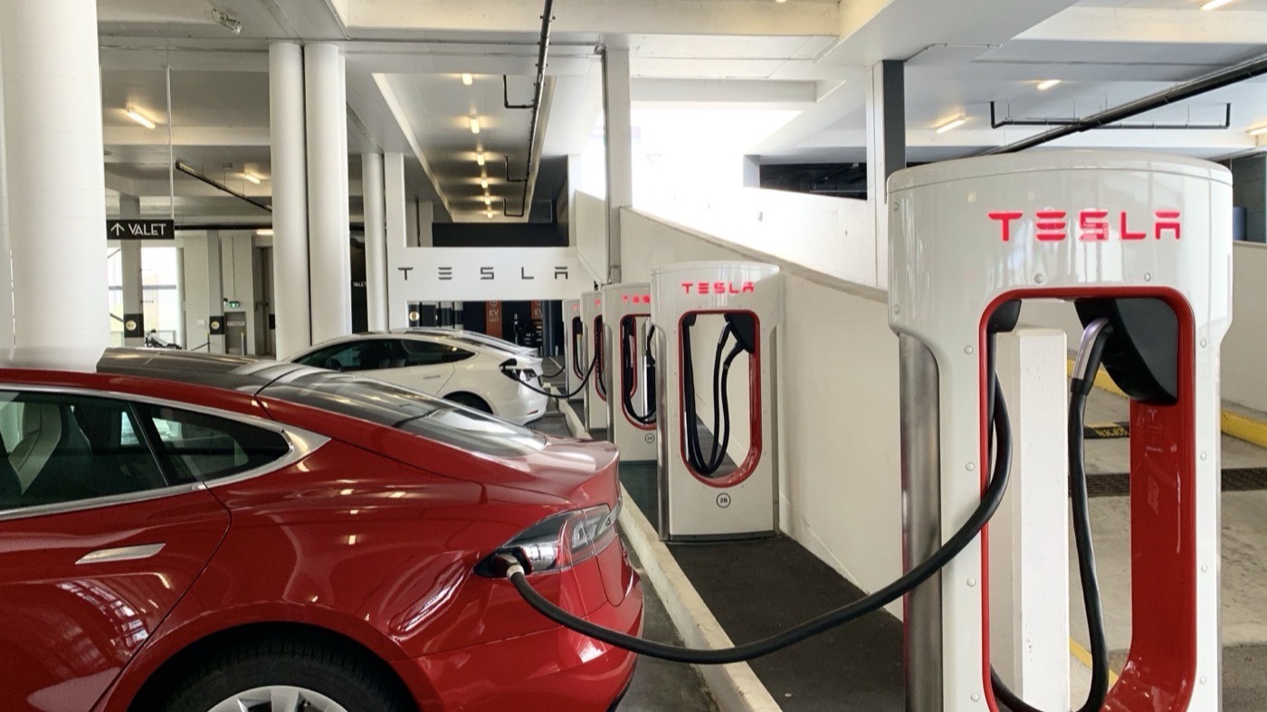 Coches eléctricos cargando en una estación durante un viaje