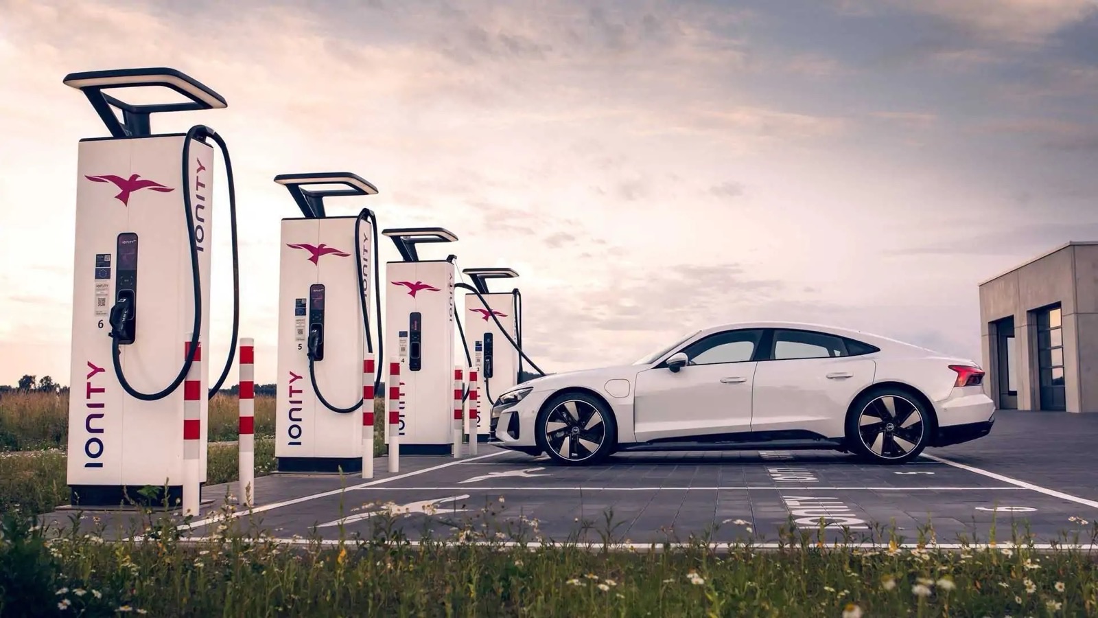 Coche eléctrico cargando en una estación de carga ultrarrápida