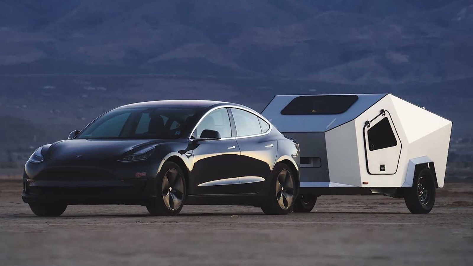 Coche eléctrico arrastrando un remolque por una carretera