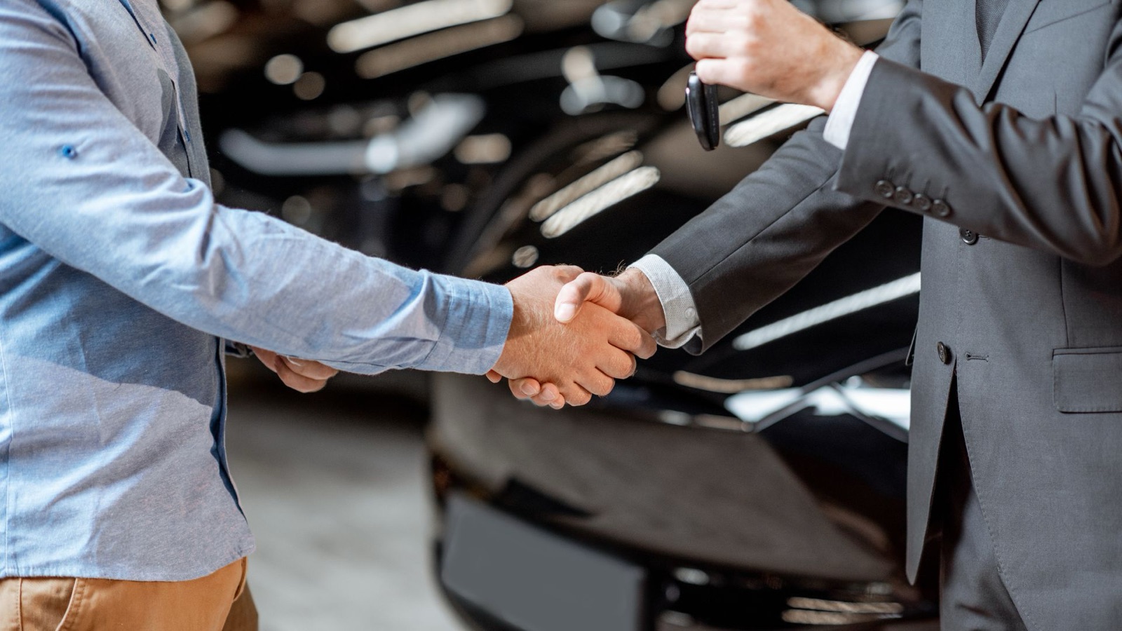 Flota de coches eléctricos de empresa aparcados en fila