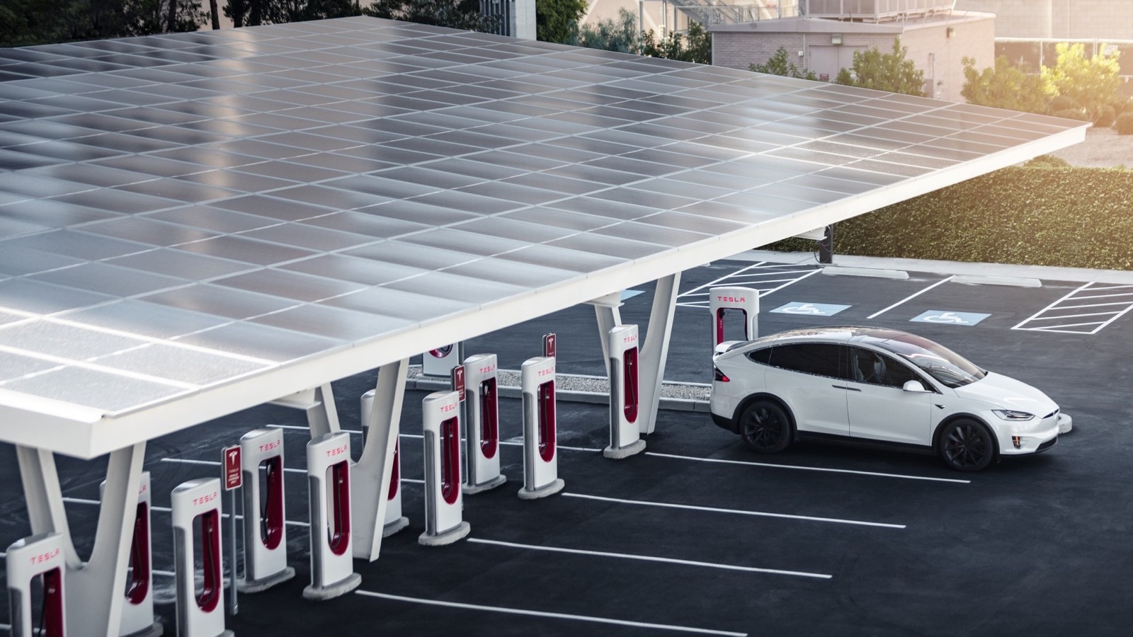 Estación de Supercargadores Tesla con varios vehículos cargando