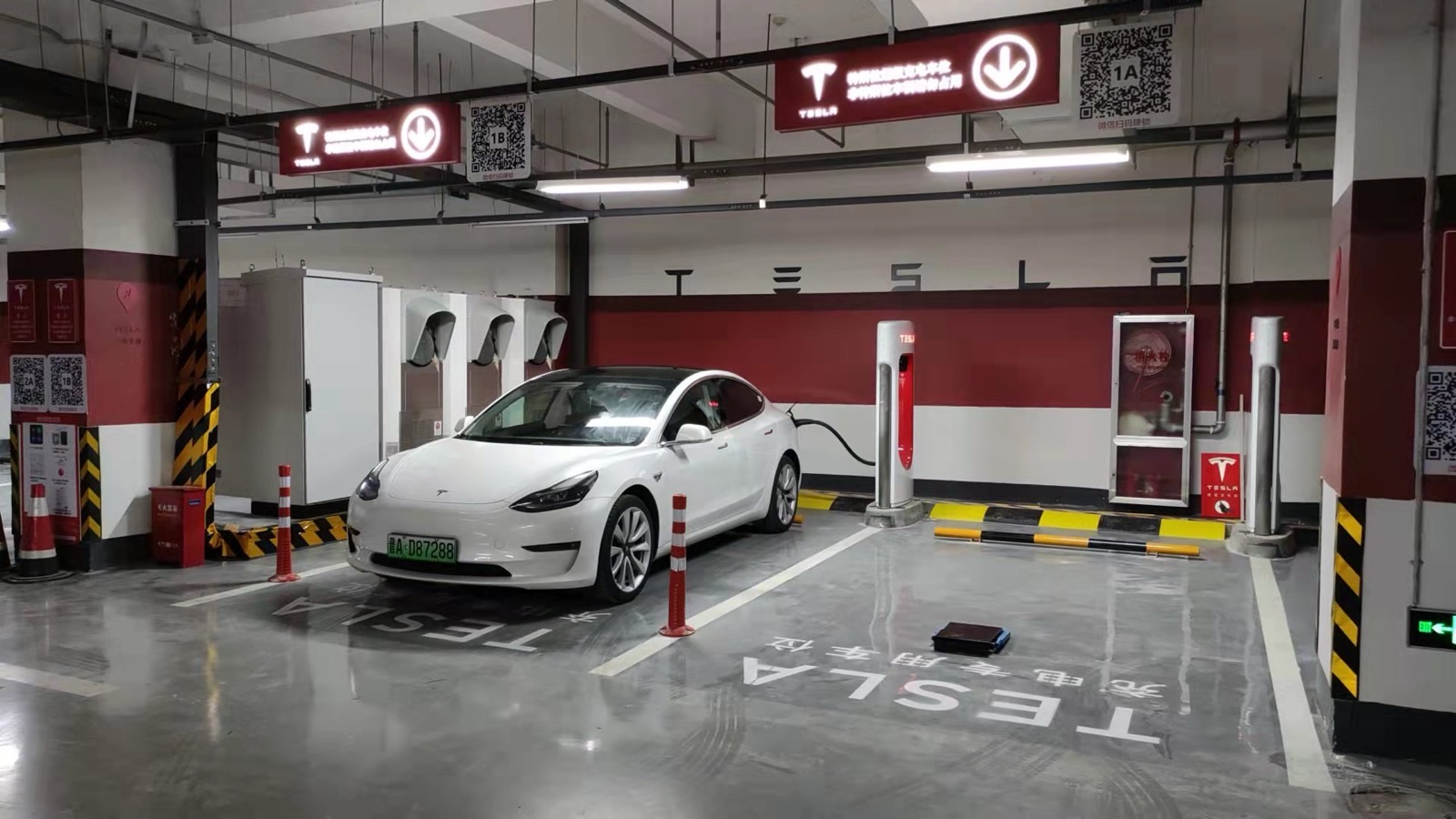 Técnico trabajando en un coche eléctrico en un taller especializado
