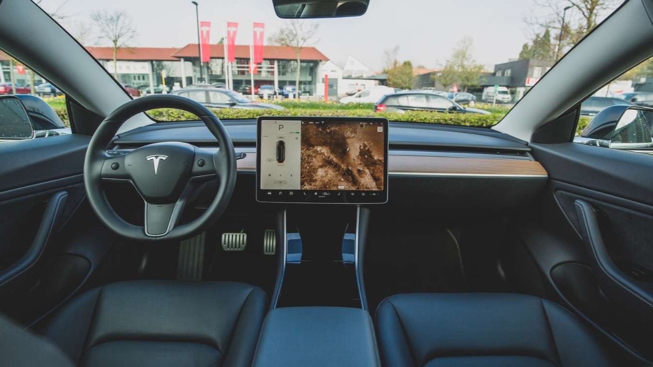 Pantalla central de un Tesla mostrando el software del vehículo
