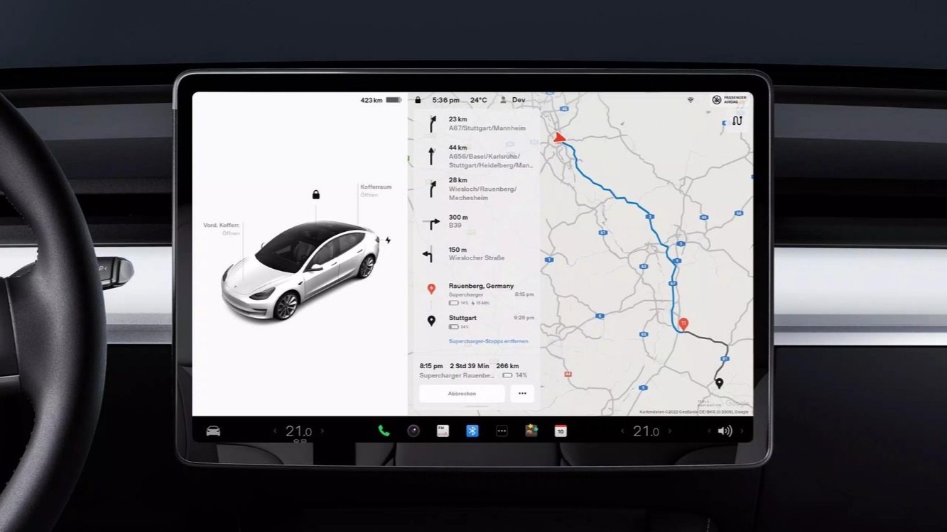 Pantalla de un Tesla mostrando la planificación de una ruta con paradas de carga