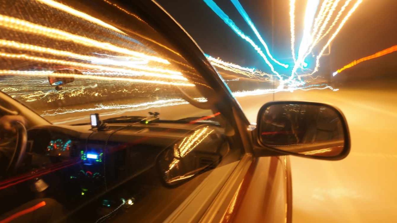 Coche eléctrico deportivo circulando a gran velocidad