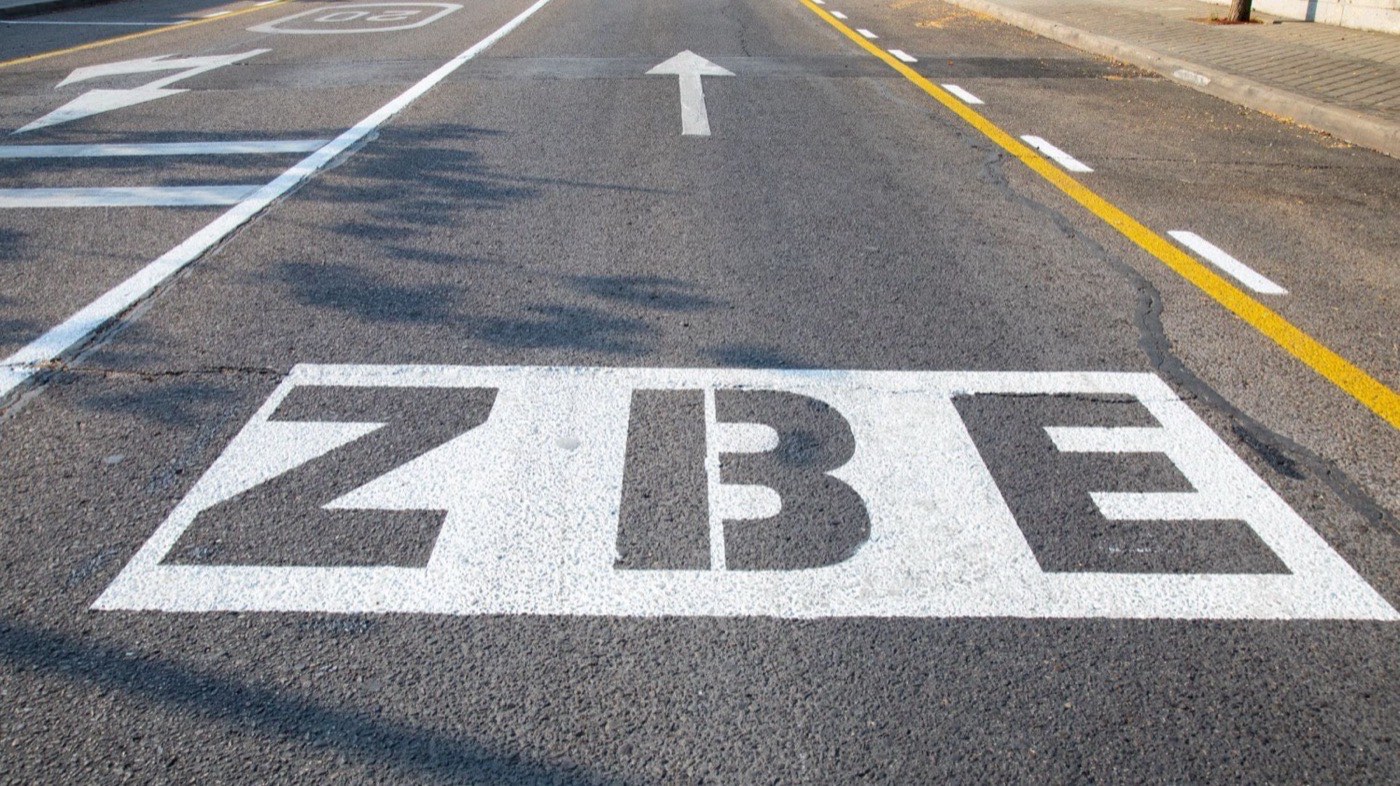 Señal de Zona de Bajas Emisiones en una ciudad española